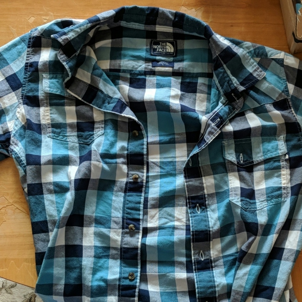 Vintage blue and white shortsleeve northface shirt